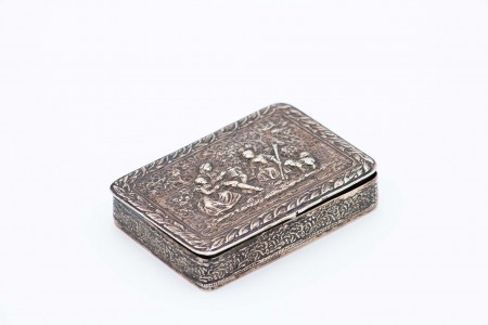 Caixa de rapé em prata de forma retangular com relevos alusivos a contexto rural